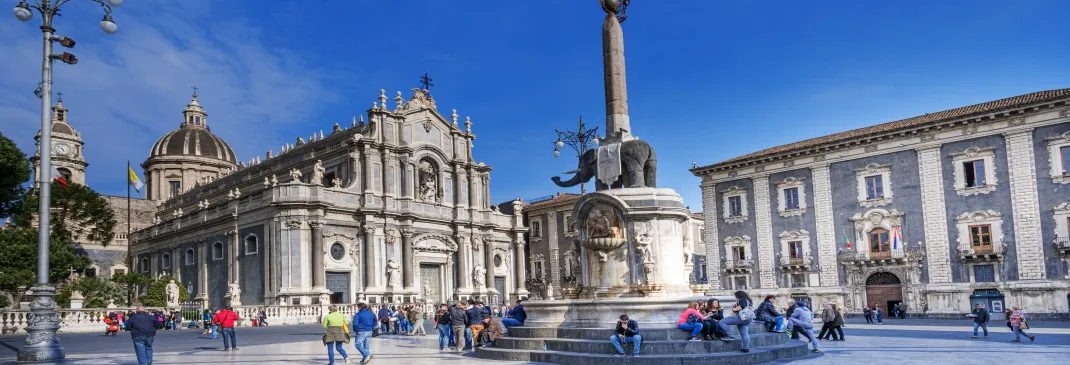 Platz im Stadtzentrum von Catania unter blauem Himmel.